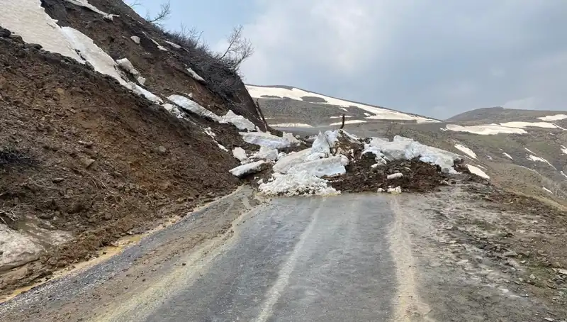 Muş'ta Heyelan Sonrası Kapanan Köy Yolu Tekrar Ulaşıma Açıldı