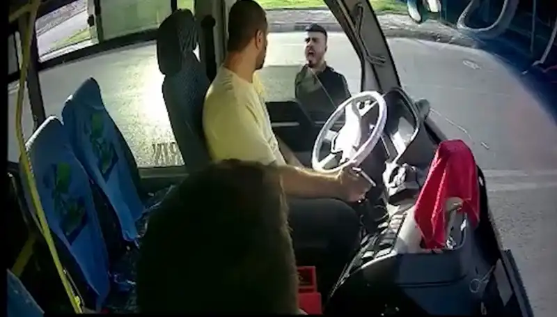 Antalya'da Bıçaklı Saldırı: Otobüs Şoförüne Saldıran Kişi Yakalandı
