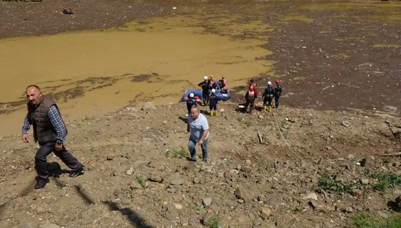 Trabzon'da Sel Felaketi: Evini Tahliye Eden Adamı Kurtarma Anları!