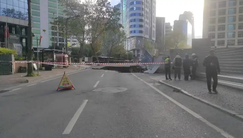 Sarıyer'de Yol Çökmeleri: Trafik Kaosu ve Güvenlik Önlemleri