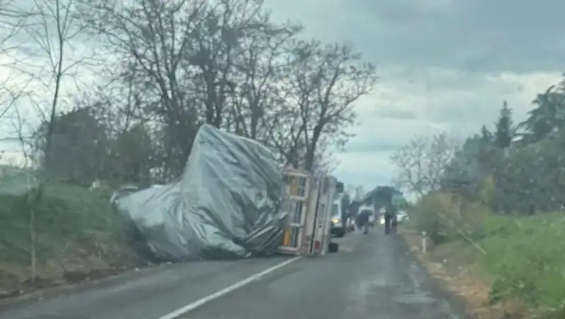 Tekirdağ'da Saman Yüklü TIR Devrildi: Trafik Kazasında Sadece 1 Yaralı