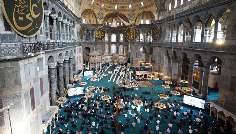 Ayasofya'nın Kapısını Kıran Sanığa Verilen Ceza Sordu: Adalet Mi Yoksa Gösteri Mi?