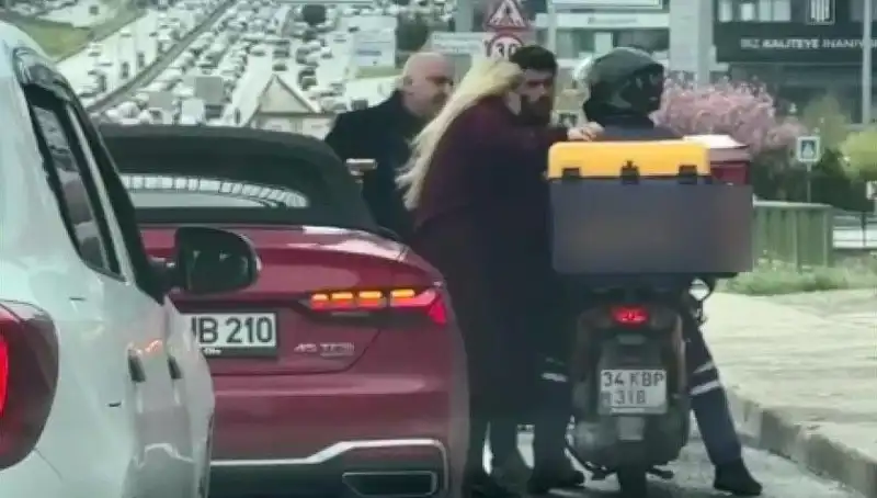 D-100’ün Göbeğinde Korkunç Olay: Motokuryeye Silah Çekildi!