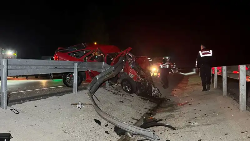Bariyerlere çarpan otomobil felaketi: 2 kişinin yaşamı sona erdi