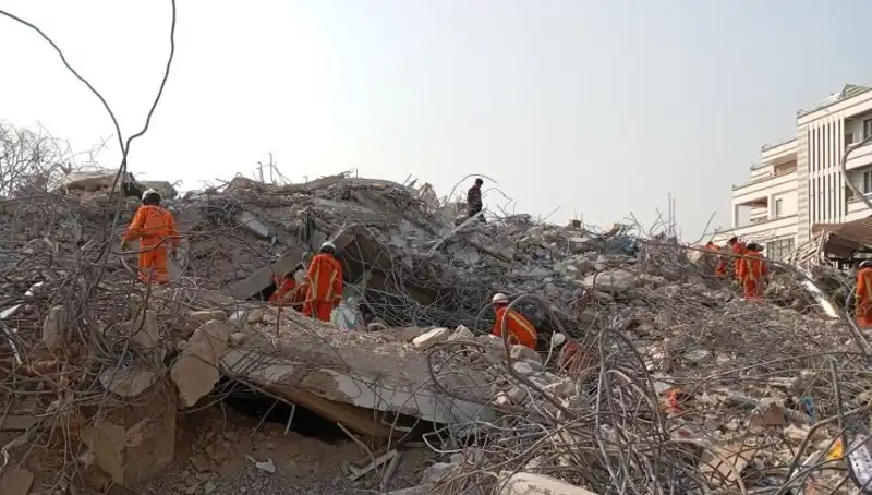 Myanmar'daki Depremde Türk Ekiplerinin Başarı Hikayesi: Bir Kişi Kurtarıldı