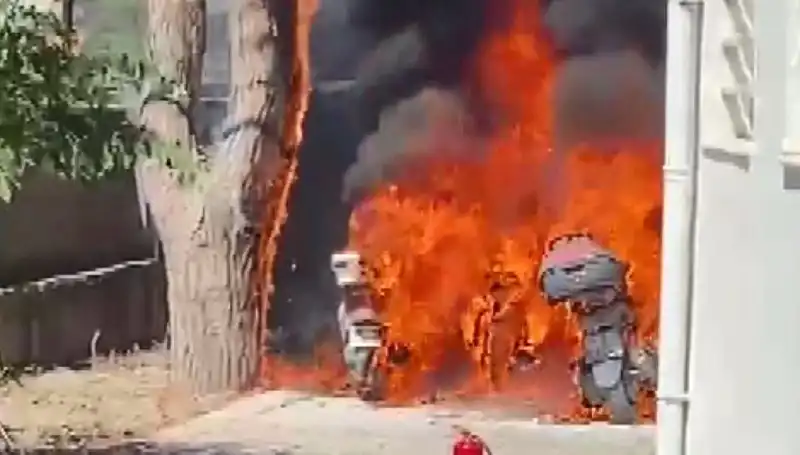 Park Halindeki Motosikletler Alev Alev Yandı: Gizemli Yangının Sebebi Ne?