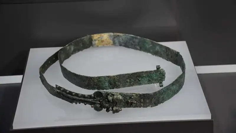Üzerinde Aslan ve Yılan Kabartması Olan 2 Bin 600 Yıllık Kemer İzmir'de Sergileniyor