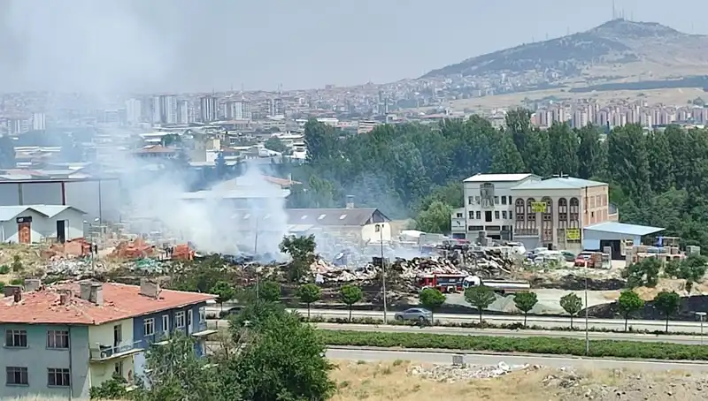 Otluk Alanda Başlayan Yangın, Depoları Küle Çevirerek Korku Sardı