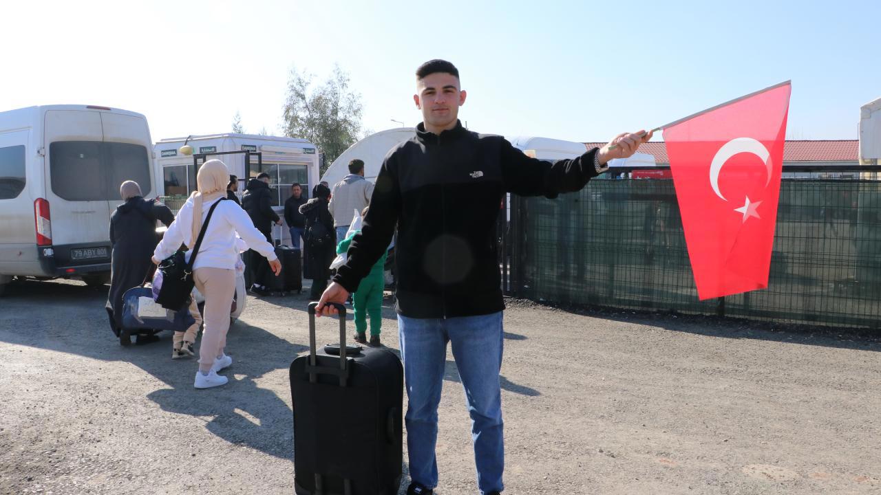 Türk bayrağıyla Suriye'ye dönen Abdulkadir'den dikkat çeken sözler!