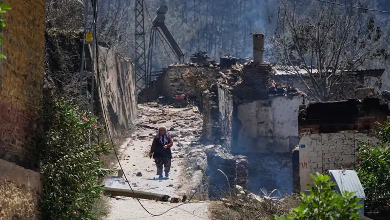 İzmir ve Bilecik'te Yangın Alarmı: 415 Bina Küle Döndü