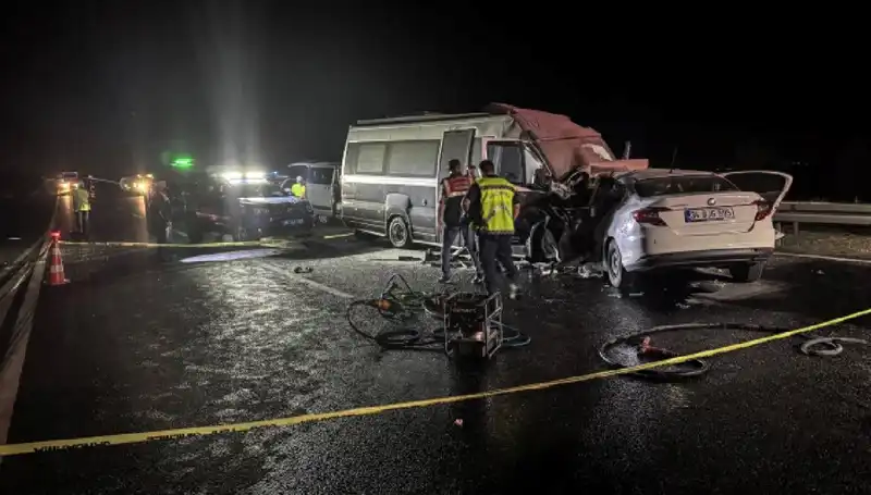 Ters Yönde Minibüse Çarpan Araçta Feci Kaza: 1 Ölü, 1 Yaralı