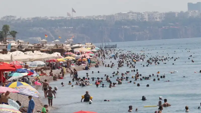 Antalya Plajlarında Sıcak Deniz Suya Dönüşüyor, Yaz Sonunu Getiriyor!