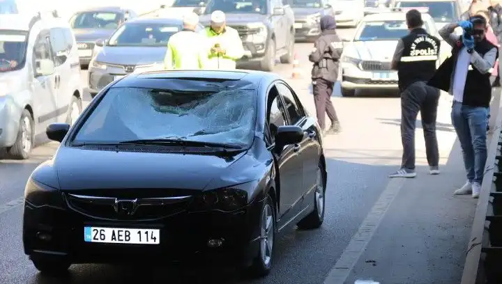 Polis Kimlik Sordu, Genç Adam Köprüden Atlayarak Bir Arabanın Üzerine Düştü!