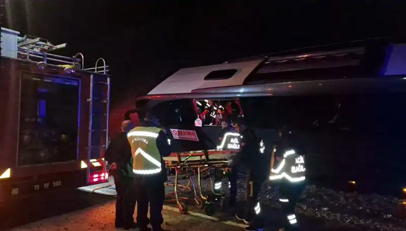 Festival dönüşünde korkunç kaza: 15 yaralı tur otobüsü devrildi