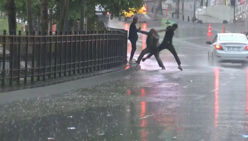 Meteorolojiden İki Şehir İçin Turuncu Kodlu Alarm: İstanbul ve İzmir