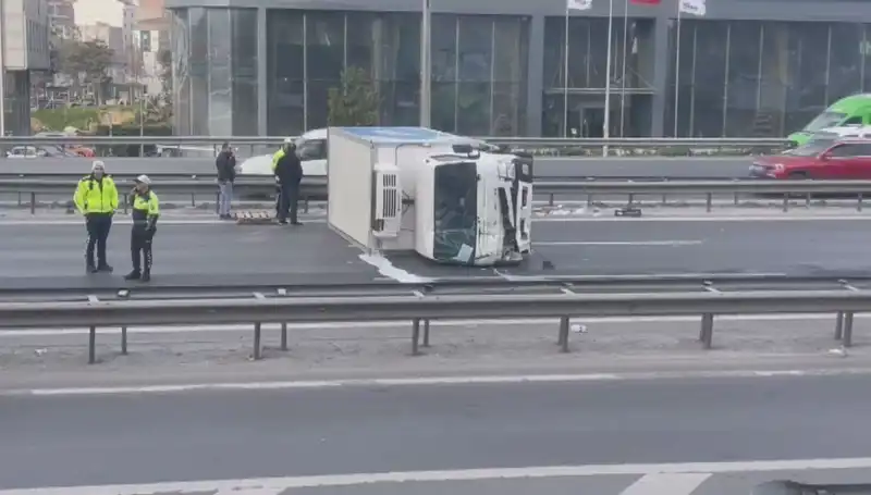 Basın Ekspress’te Kamyonet Devrildi: Trafik Kaosu ve Son Dakika Gelişmeleri