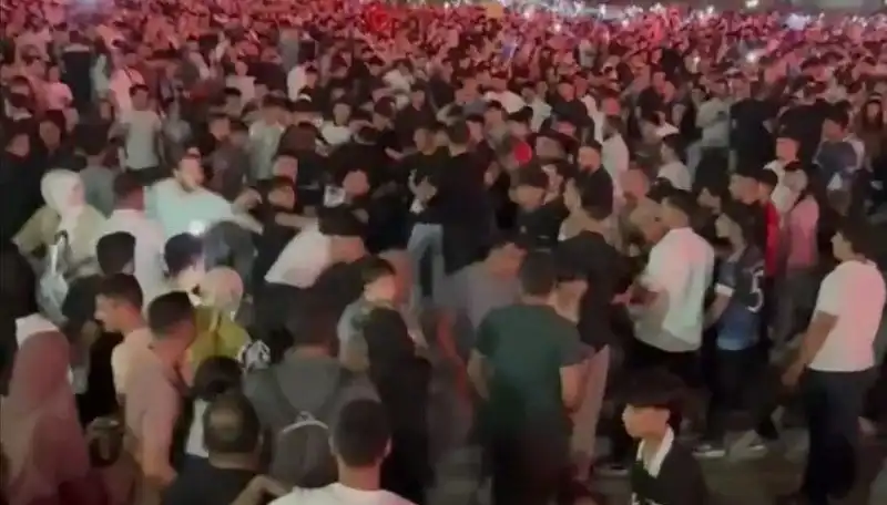 ** Konserde Bıçaklı Kavga: Müzik Yerine Kaos Hakim Oldu!**