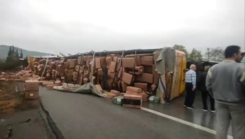 Ankara Yolu TIR Devrildi: Hastalar ve Panik İçin Kapanma Anları