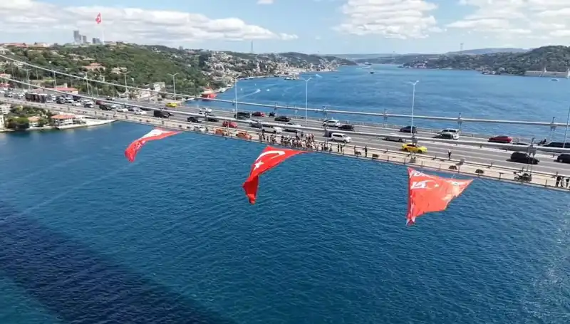 Türkiye'nin Sembolü: Köprünün Üzerine Dev Türk Bayrağı Asıldı