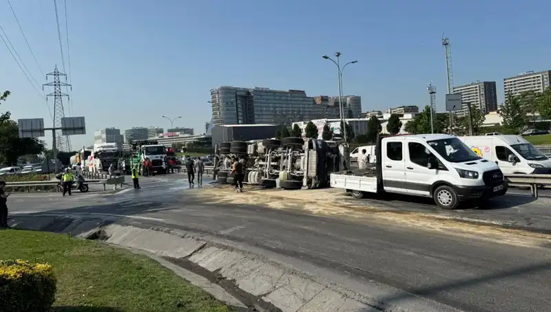 D-100 Yan Yolda Beton Mikseri Devrildi: Feci Kaza Detayları!