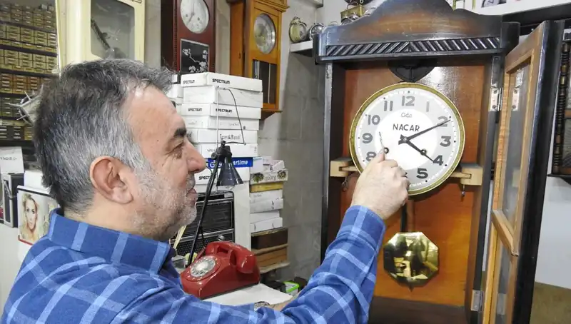 10 Metrekarede Tarihin İzlerini Siliyor: Saat Tamircisiyle Tanışın