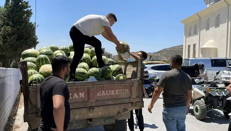 Eğlence ile Eşleşen İyilik: Karpuz Dağıtan Gençler Şaşırtıyor