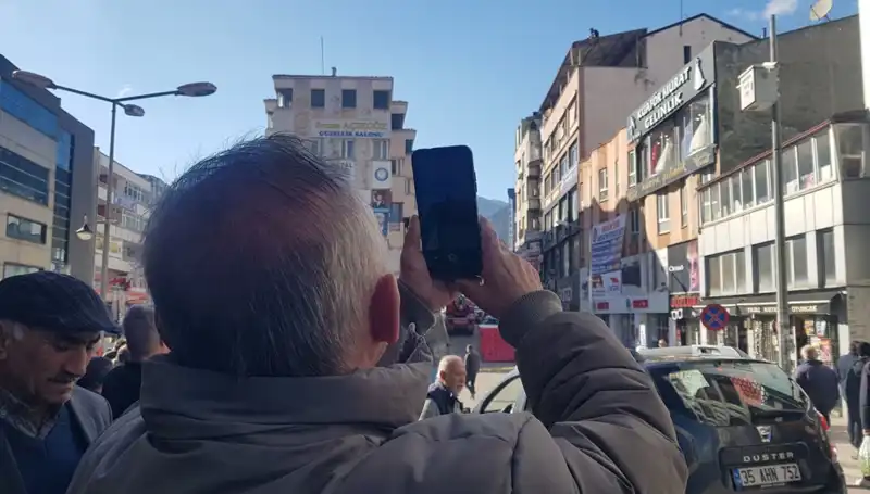 Çatıya Çıkan Adamı Görüntülemek İçin Yarıştılar, Olay Büyüdü