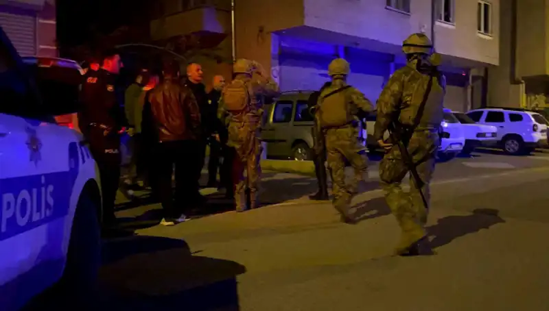 Balkondan Tüfekle Ateş Açtı, Polisle Düğüm Oyununa Girişti