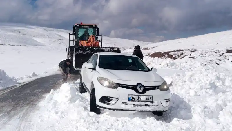 Muş'ta Beklenmedik Kış Fırtınası: 60 Kişi Mahsur Kaldı ve Kurtarıldı