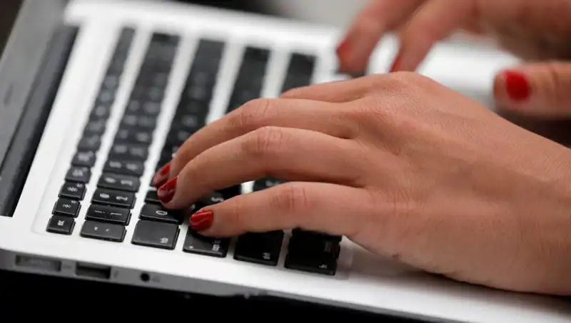 Kapalı Laptop Mikrofonlarıyla Gelen Gizli Tehlike: Dinlenme Korkusu