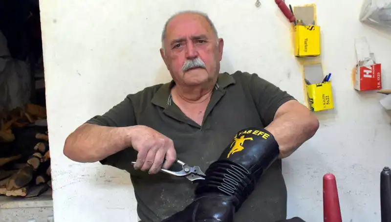 Tire'nin Efsanesi Hasan Usta: 64 Yıldır Aynı Meslekte Sıra Dışı Bir Hikaye