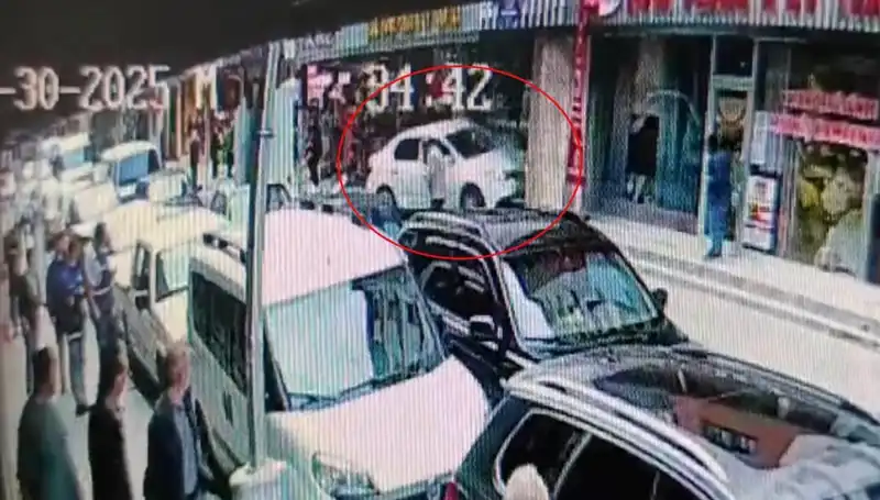 Alkollü Sürücünün Mağazaya Dalması: 2 Çocuk İçin Son Anda Gelen Kurtuluş
