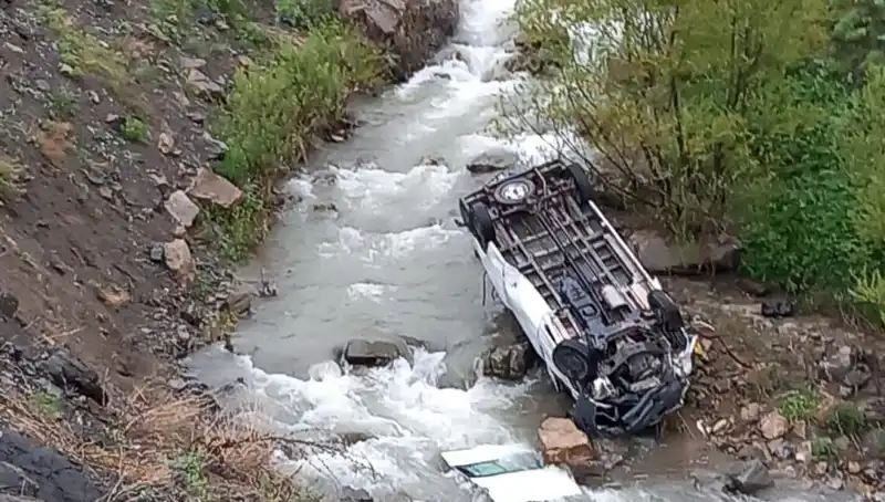 Hakkari’de İşçi Taşıyan Minibüs Devrildi: Trajik Kaza Sonrası İki Can Kaybı