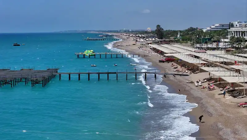 Antalya Sahillerinde Güneşli Hava, Tatilcileri Cezbetmeye Devam Ediyor