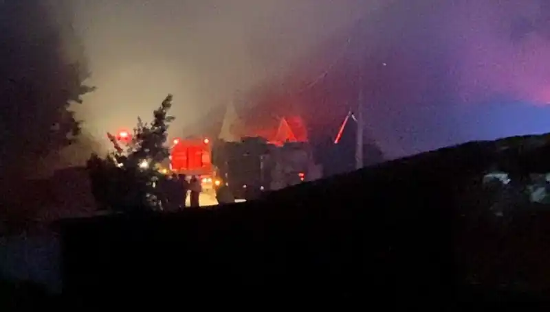 Mobilya İmalathanesinde Meydana Gelen Yangın, Şehirde Panik Yarattı