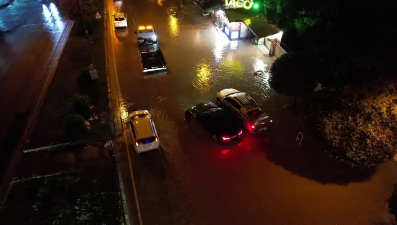 Adana’da Yağmur Fırtınası: Cadde ve Yolları Vuran Sağanak Yağışın Görülmemiş Etkisi