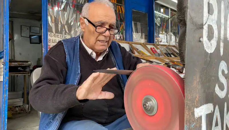 81 Yaşındaki Erhan Amca Mesleğine Bağlı: "Artık Keyif için Çalışıyorum"