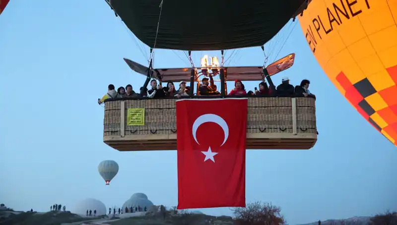 Kapadokya'da Renkli Balonlar, Türk Bayraklarıyla Gökyüzünü Renklendiriyor