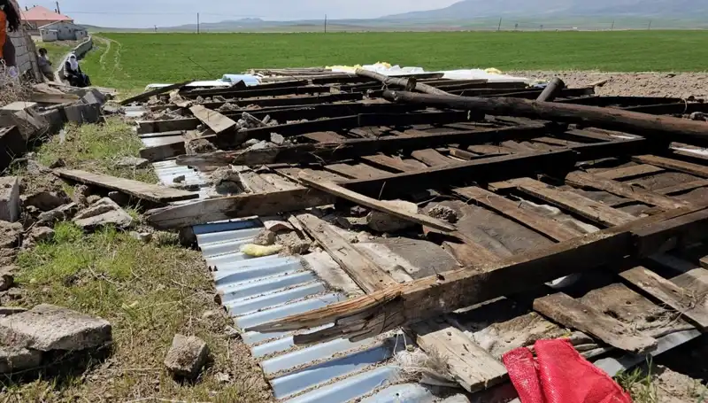 ** Bitlis'i Vuran Fırtına: Çatılar Uçtu, Hayat Durduruldu!**
