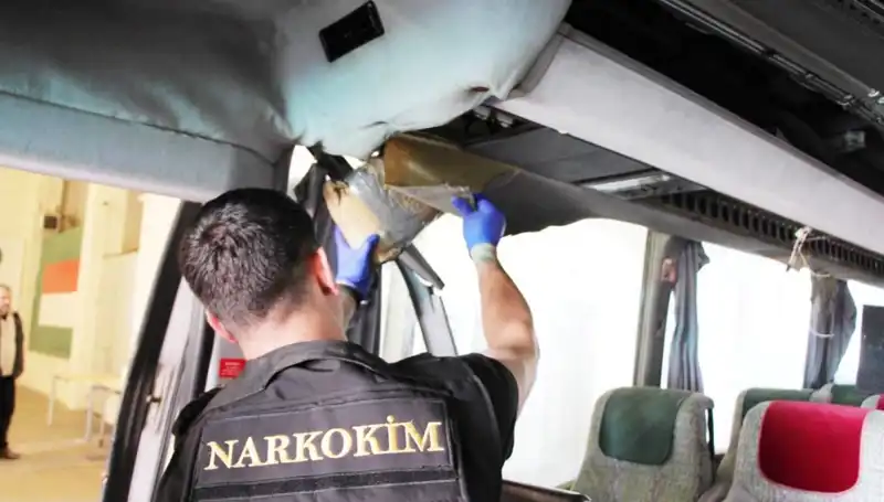 Sınırdan Geçen Otobüste Uyuşturucu İhlali: 77 Kilo Narkotik Ele Geçirildi