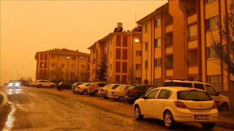Meteoroloji'den Şaşırtan Uyarı: Çöl Tozu ve Sağanak Yağmur Birleşiyor!