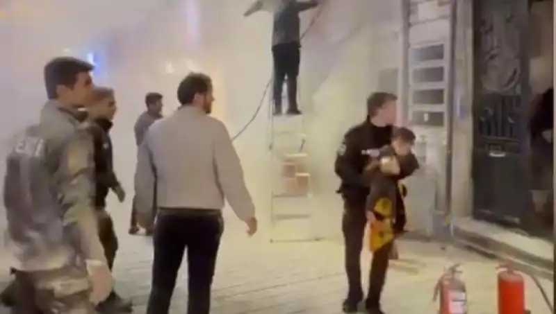 Beyoğlu’ndaki Yangında Güçlü Bir Kahramanlık Öyküsü: Çocuk Kurtarıldı