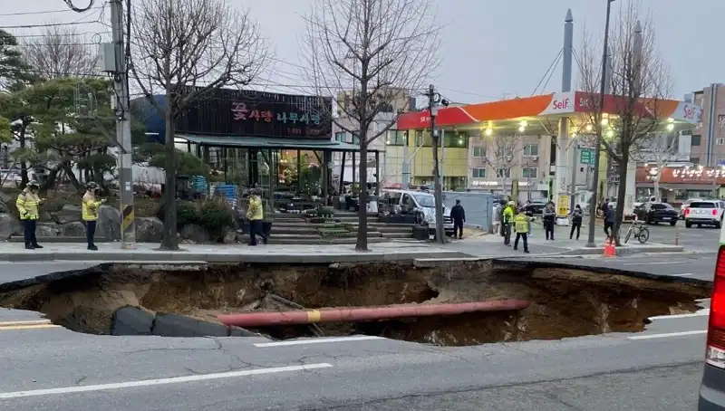 Güney Kore’de Motosikletin Yuttuğu Dev Çukur: Kayıp ve Yaralı Var