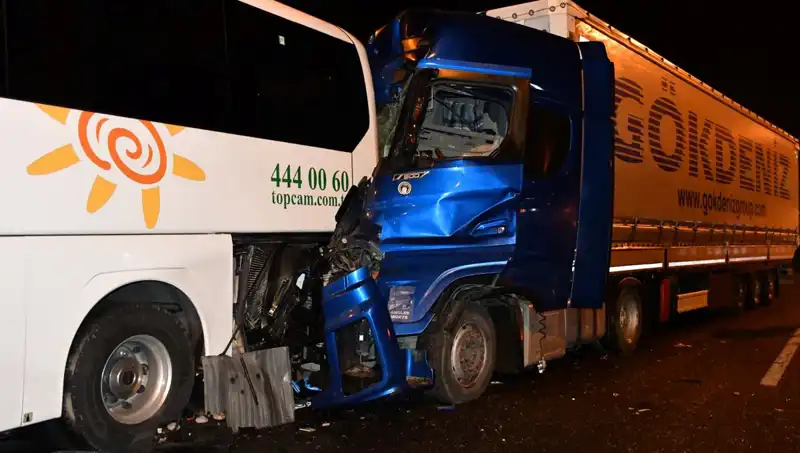 Tur Otobüsü ile Tır Çarpıştı: 13 Kişi Yaralandı, Kazanın Sebebi Ne?