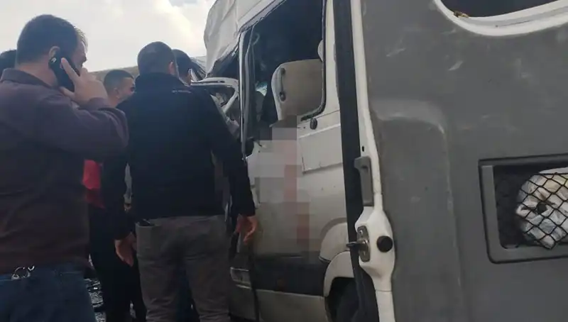 Van'da Minibüs ile Kamyonet Çarpıştı: Felaketin Ardındaki Korkunç Bilançoyu Ortaya Çıktı