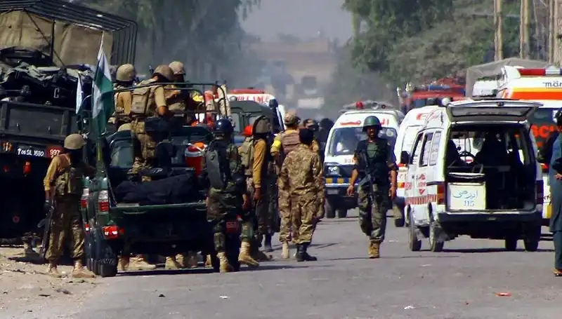 Pakistan'da Canlı Bombalı Saldırı: Güvenlik Görevlileri Hedefteydi