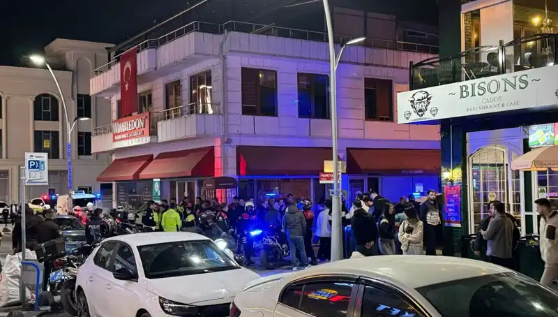 Kafenin Önünde Yaşanan Korkunç Olay: Bıçaklama ve Havaya Ateş Açma