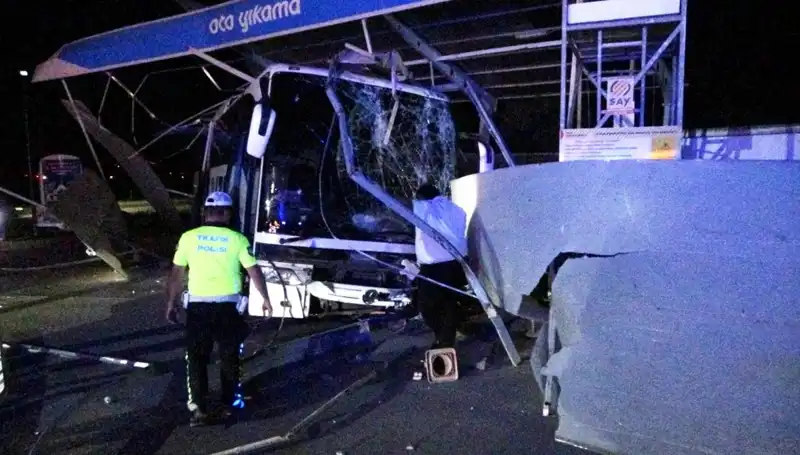 Otobüs Oto Yıkama Faciaya Dönüştü: 8 Yaralı, Detaylar Şok Edici!