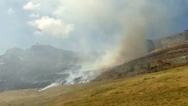 Kars Kalesi’nde Korkutan Anız Yangını: Yangın Neden Çıktı?