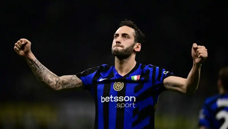 Hakan Çalhanoğlu'nun Geleceği İçin Hayati An: İki Taraf Arasında İstanbul'da Görüşme